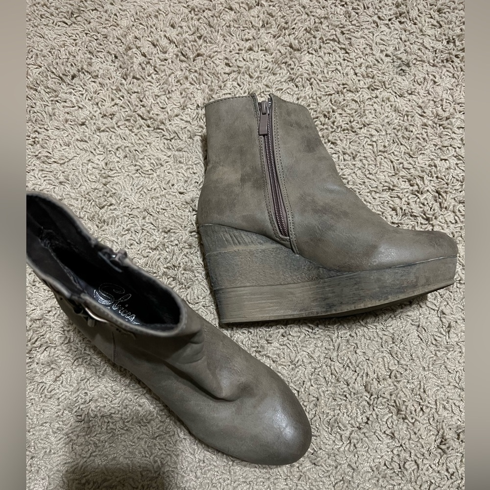 Sbicca wedge booties size 8